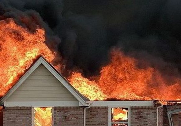 Про масштабну пожежу у житловому будинку повідомили рятувальники