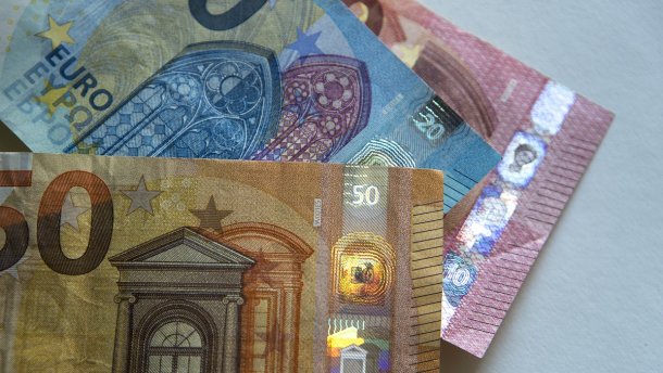 На четвер, 28 березня, Національний банк України встановив офіційний курс гривні щодо американського долара та євро. 