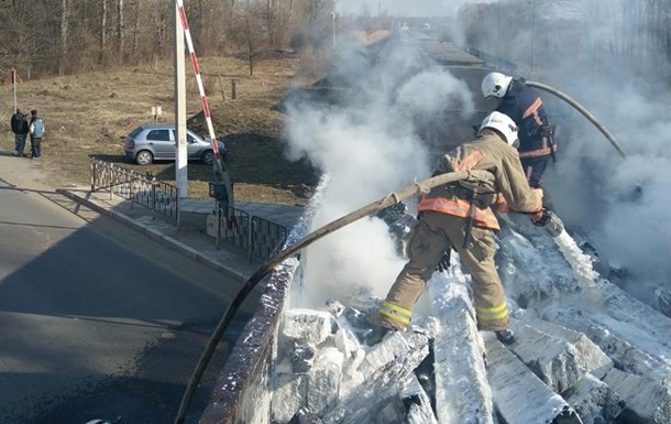 Виникла пожежа у вагоні з відпрацьованими шпалами. Вогонь гасили дев'ять пожежників і три одиниці техніки.