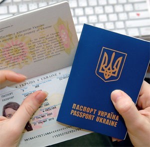 В Ужгороде ажиотаж на получение загранпаспортов (ВИДЕО)