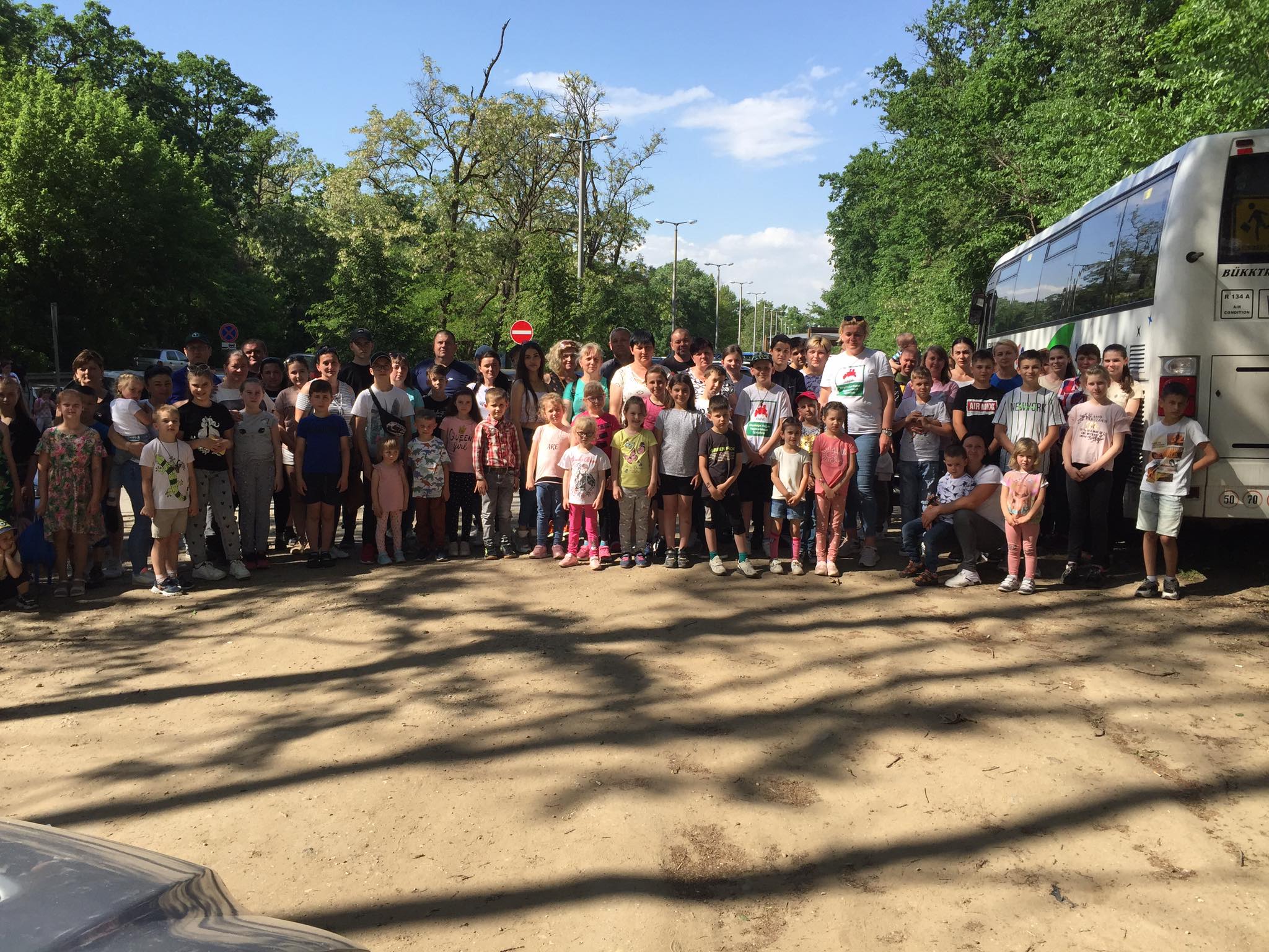 Союз закарпатских венгерских многодетных семей организовал для своих членов экскурсию в зоопарк в городе Ньиредьхаза, один из крупнейших зоопарков Венгрии.