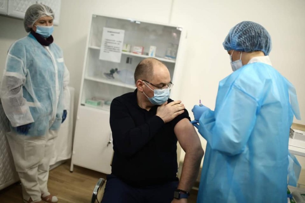 Вакцинация проводилась в одной из киевских больниц в присутствии журналистов.