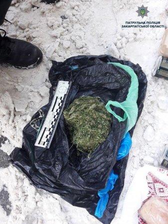 Хлопець мав при собі близько 300 г марихуани, інформує Патрульна поліція Закарпатської області.

