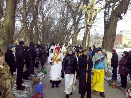 На Православній набережній в Ужгороді розпочали богослужіння біля річки 