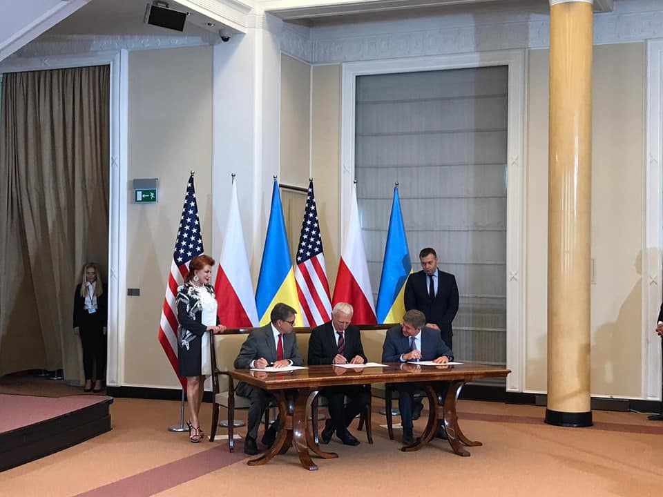 Україна, Польща і США в суботу, 31 серпня, підписали меморандум про тристоронню співпрацю в сфері енергетики.