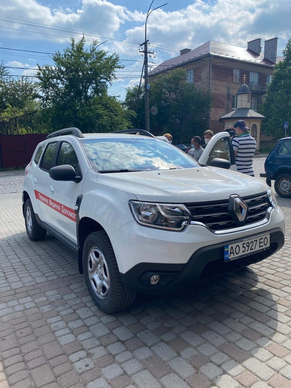 Сьогодні, 8 травня, голова Мукачівської РДА Олександр Радиш вручив ключі від нового службового автомобіля завідуючому Дерценської АЗПСМ Віктору Петаху.