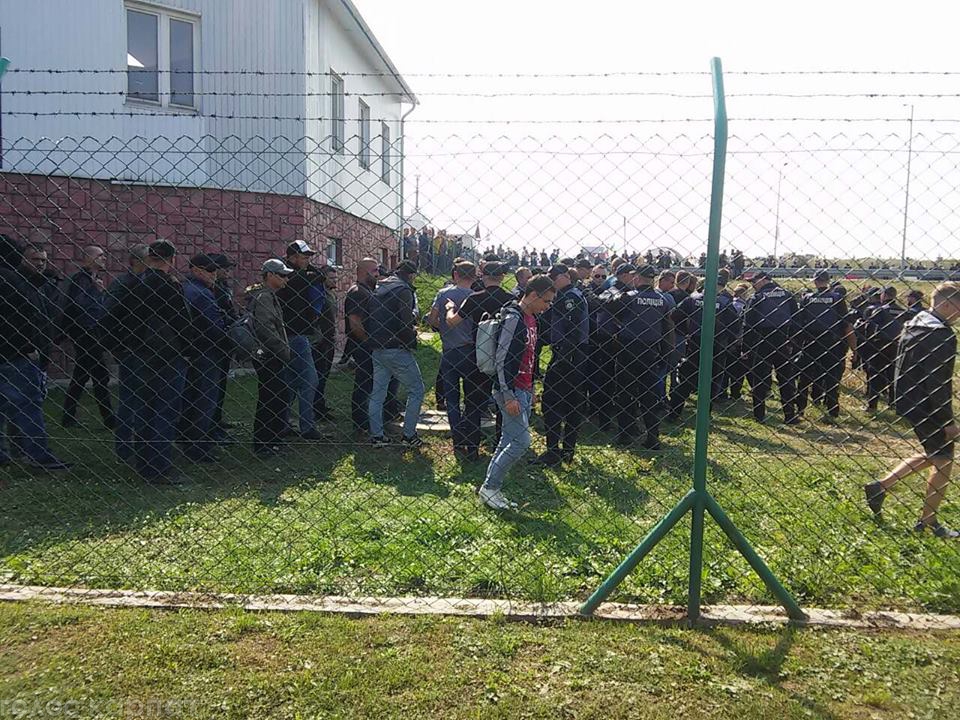 За інформацією Голосу Карпат, групу чоловіків затримали поліцейські біля Мостиська-2.