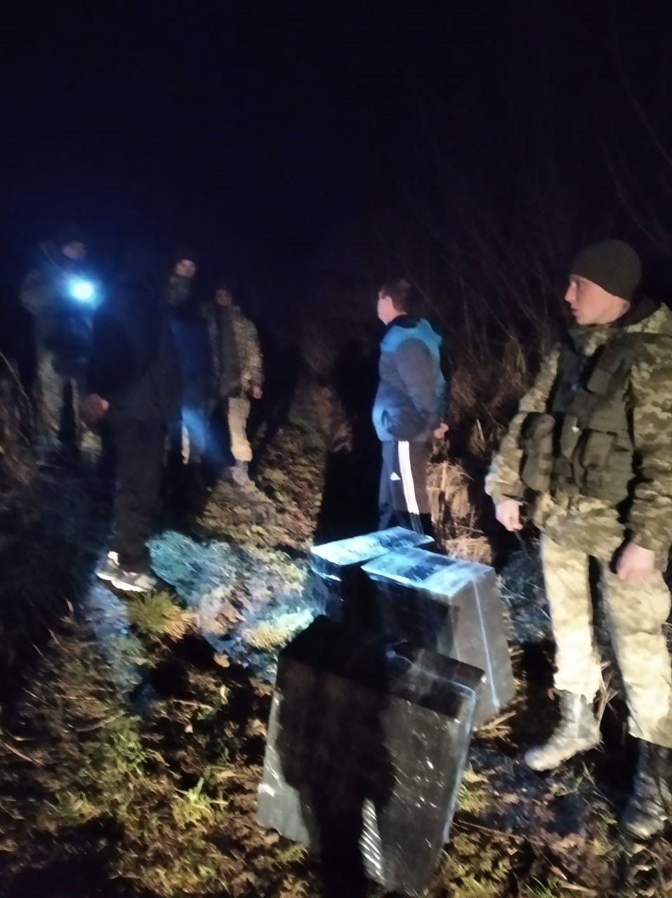 Сьогодні вночі неподалік населеного пункту Саловка Ужгородського району прикордонники Чопського загону затримали двох осіб, які намагалися переправити до Угорщини партію безакцизних сигарет.