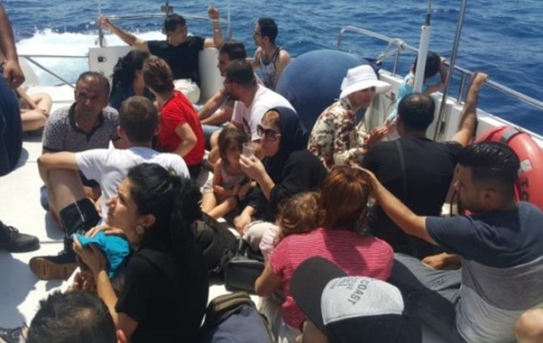 Громадяни України незаконно перевозили на човні 23 нелегальних мігрантів з різних країн світу.
