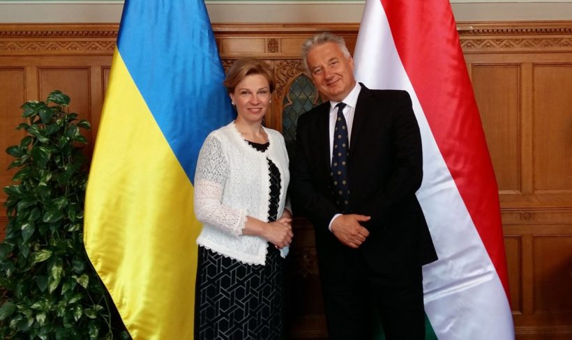 В венгерском парламенте состоялась представительная встреча новоназначенного Чрезвычайного и Полномочного Посла Украины в Венгрии Любви Непоп с вице-премьер министром страны Жолтом Шем'єном.