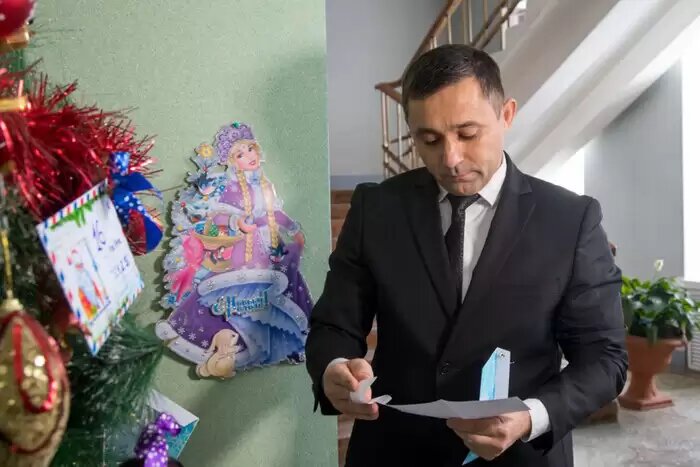 Мер Благовіщенська Олег Імамєєв подарував підлітку, старший брат якого загинув на війні в Україні, квитки до аквапарку.
