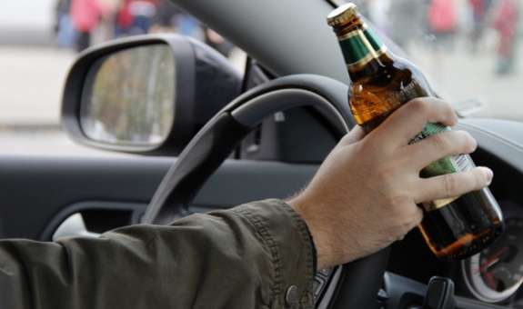 Експерти підрахували через скільки часу після вживання алкоголю водіям можна сідати за кермо.
