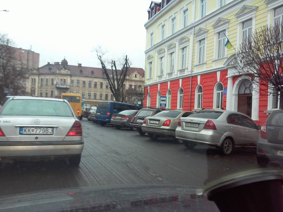 На площі Петефі в Ужгороді через припарковані в недозволеному місці авто водії маршруток змушені висаджувати пасажирів прямо на проїжджій частині вулиці.