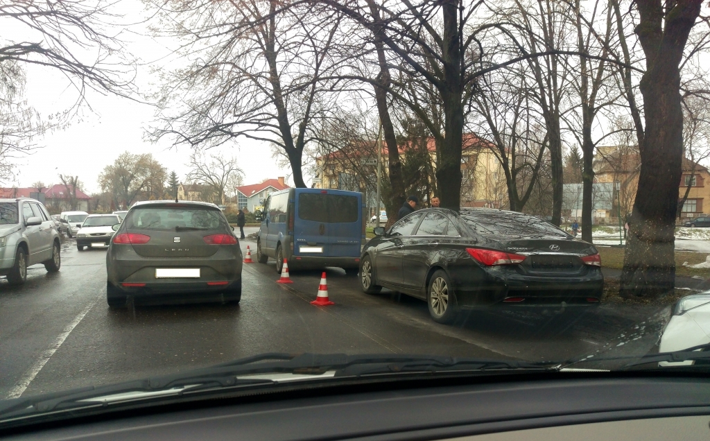 В Ужгороді сталася чергова ДТП: не розминулися дві автівки