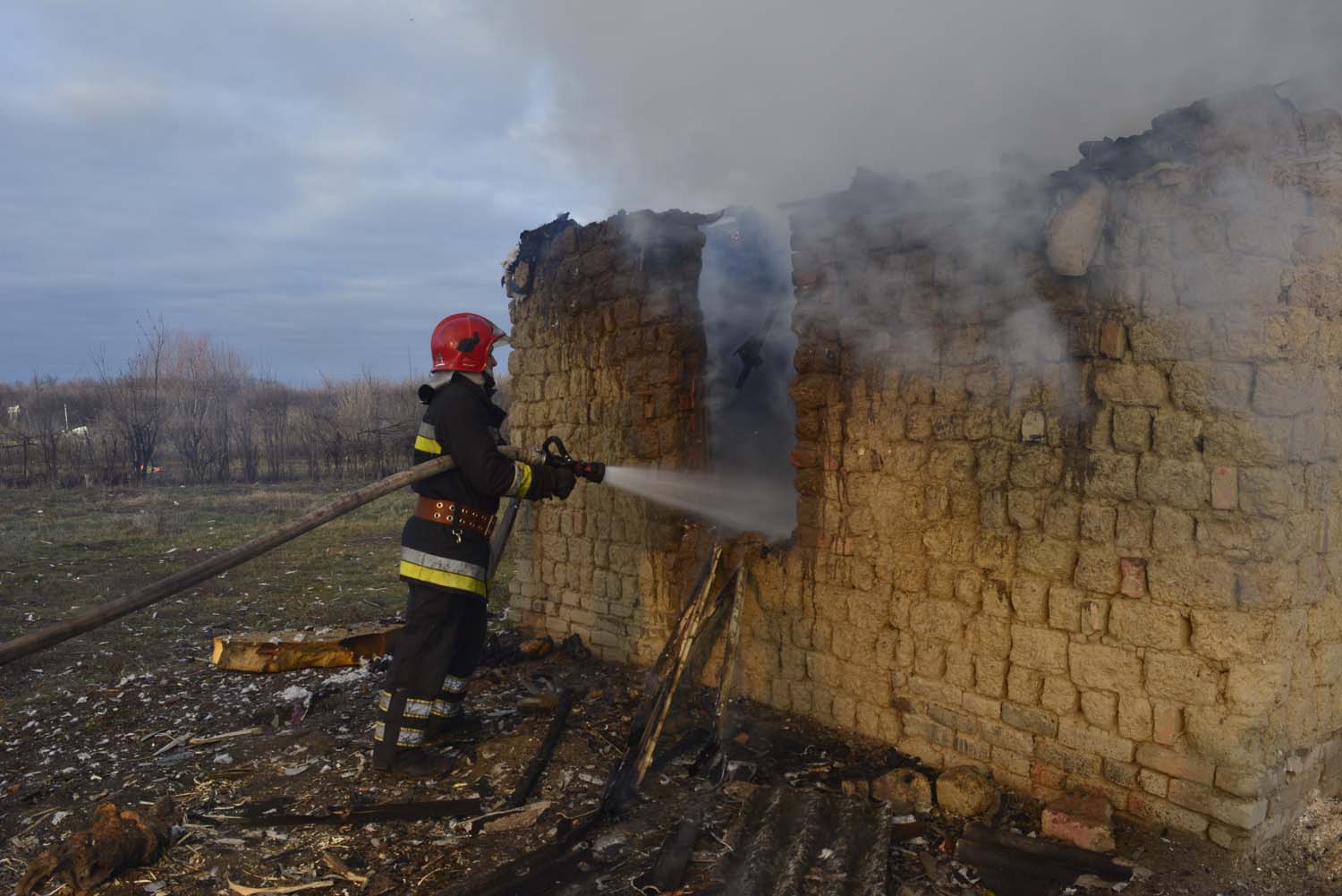 Ужгородські вогнеборці ліквідували пожежу у житловому будинку.