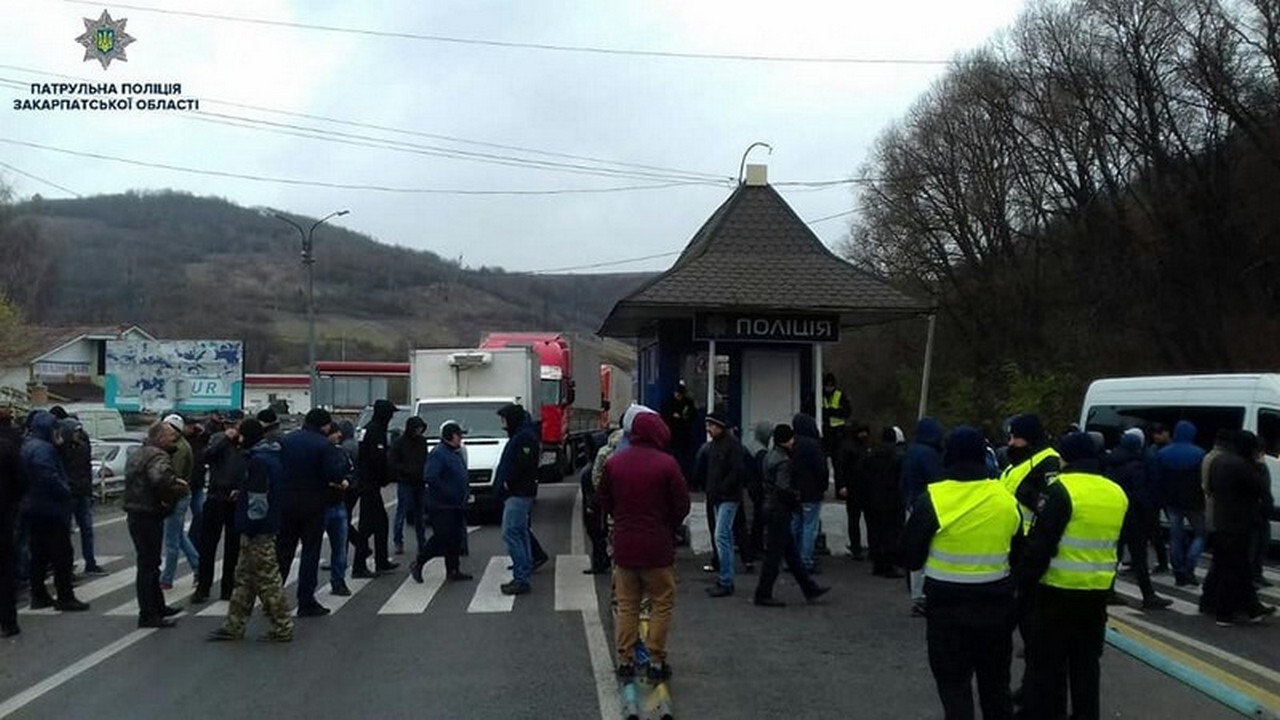Рух на дорожній станції Нижні Ворота, що на Воловеччині, знову ускладнений. Про це повідомляє УПП Закарпатської області.