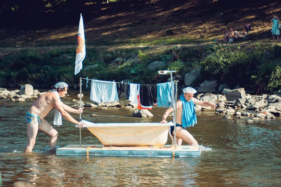 Веселе спортивне змагання, сплав по річці Уж на плавзасобах різної конструкції.