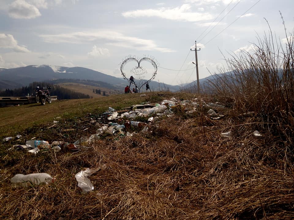 На Рахівщині, неподалік від встановленого торік серця, люди влаштували справжній смітник. Фото купи сміття оприлюднили користувачі Фейсбуку. 
