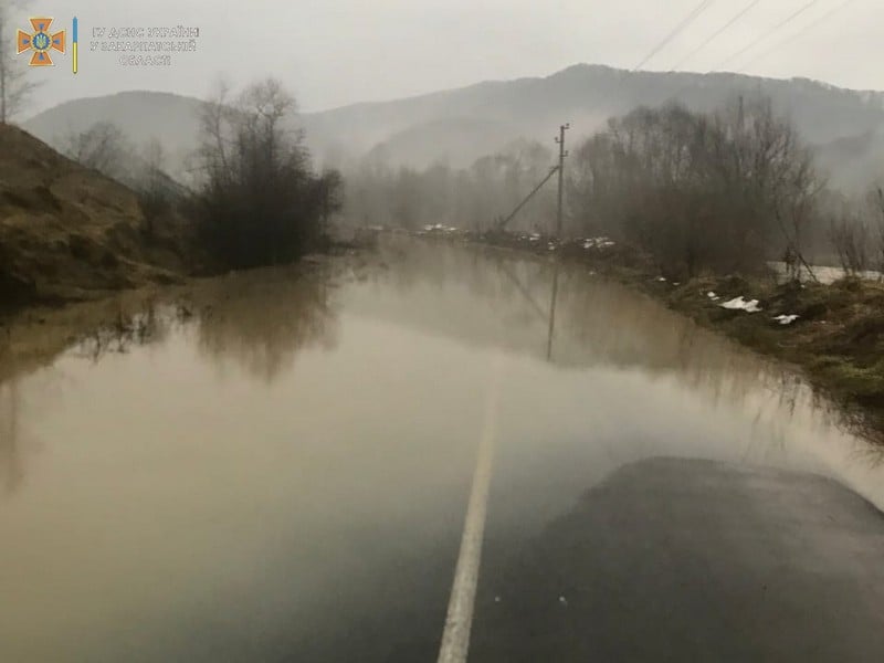 По состоянию на 14:00 ликвидация последствий наводнения в Закарпатской области продолжается.