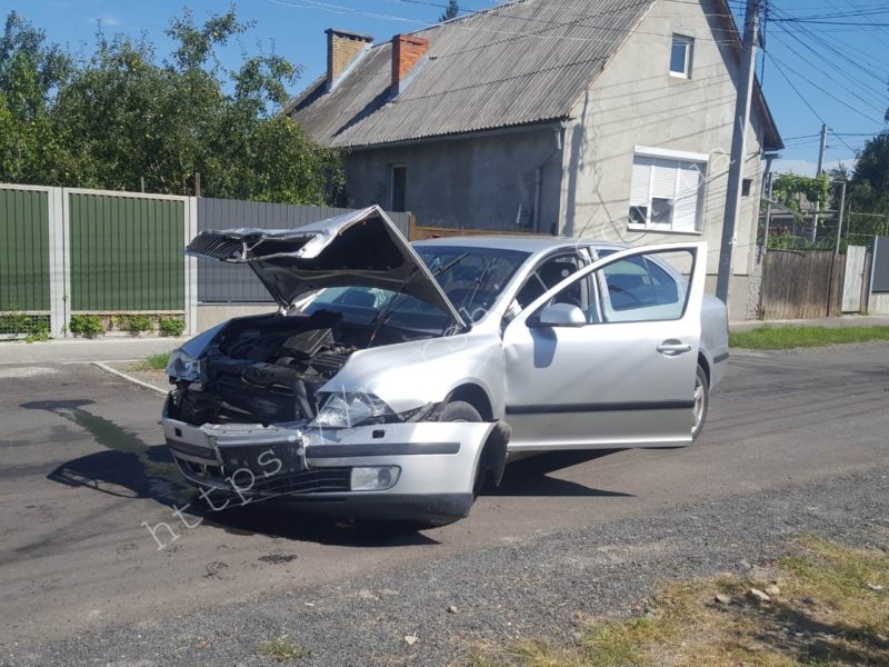 Чергова автопригода за сьогодні, 19 серпня, у Мукачеві трапилася близько 14:30 на вулиці Небесної Сотні.

