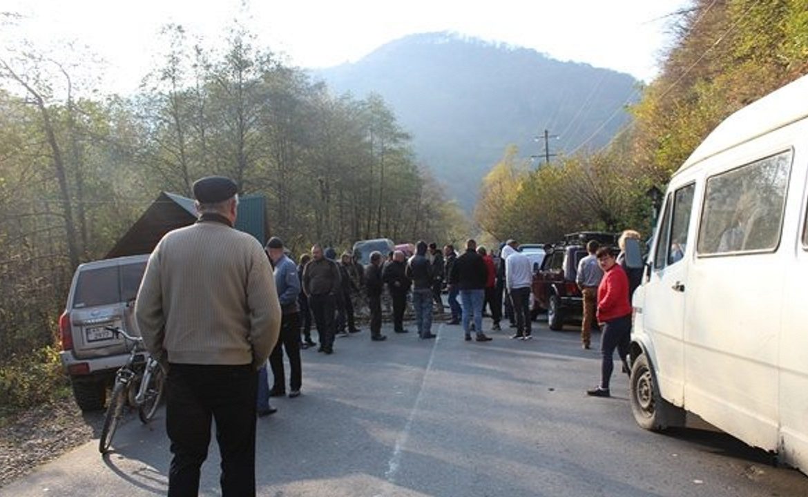 На в’їзді до села, біля рекреаційної альтанки та джерела, зібрались близько сотні мешканців населеного пункту. 