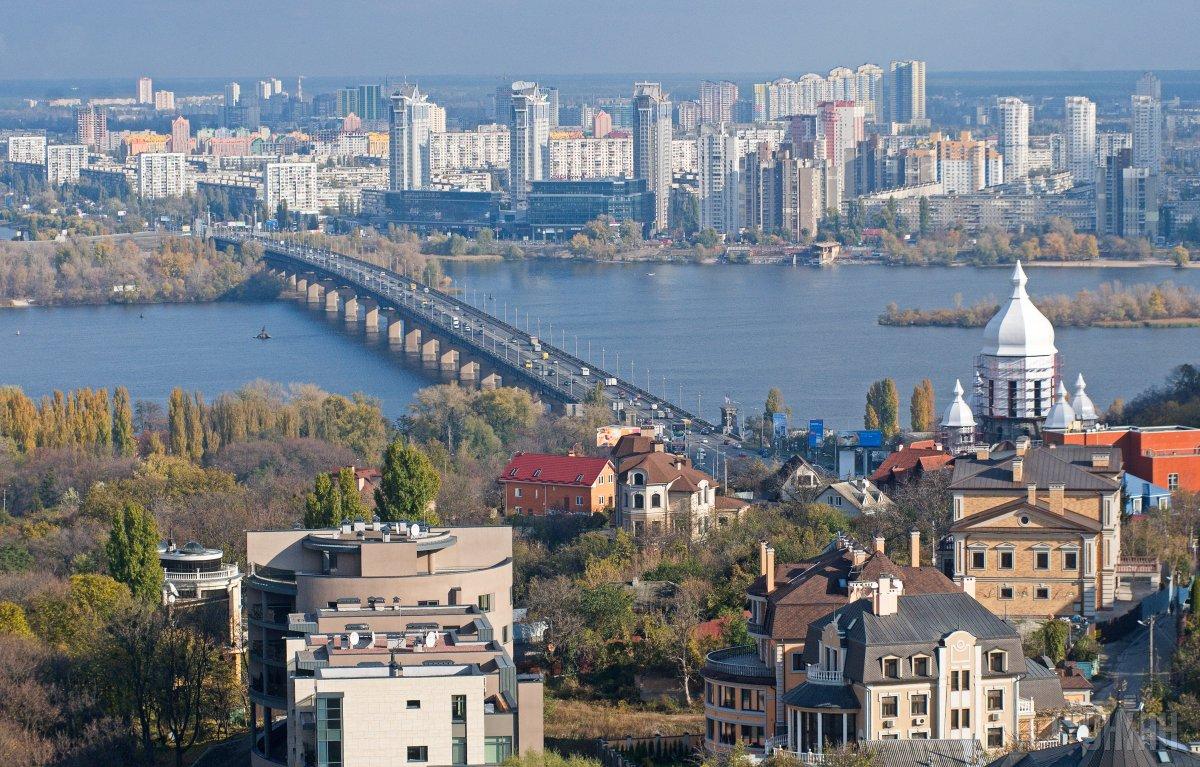 На думку колишнього заступника міністра інфраструктури, терміновий ремонт потрібен мосту Метро і мосту Патона в Києві. 