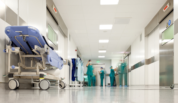 Премьер-министр Украины Денис Шмигаль заявил, что в Украине начинают разворачивать больнице второй волны для приема больных на коронавирус.

