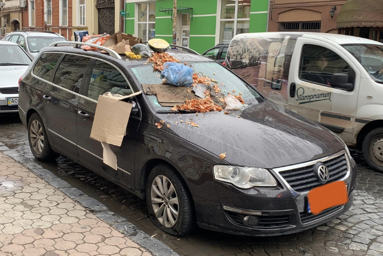 Цікаво за що дісталося автотранспорту припаркованому на одній із вулиць Мукачева.