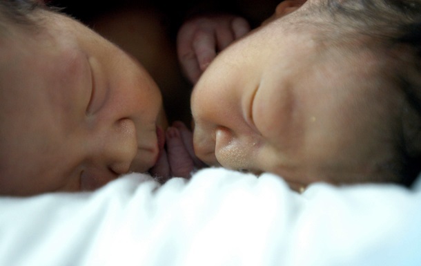 Народилися близнюки в 2017 році. Впроваджена в їх геном мутація нібито повинна забезпечити захист від ВІЛ.
