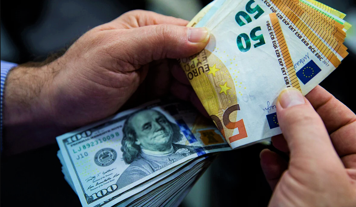 Долар та євро стрибнув до 41 грн: де продають валюту дешевше напередодні вихідних (ФОТОСХЕМА)