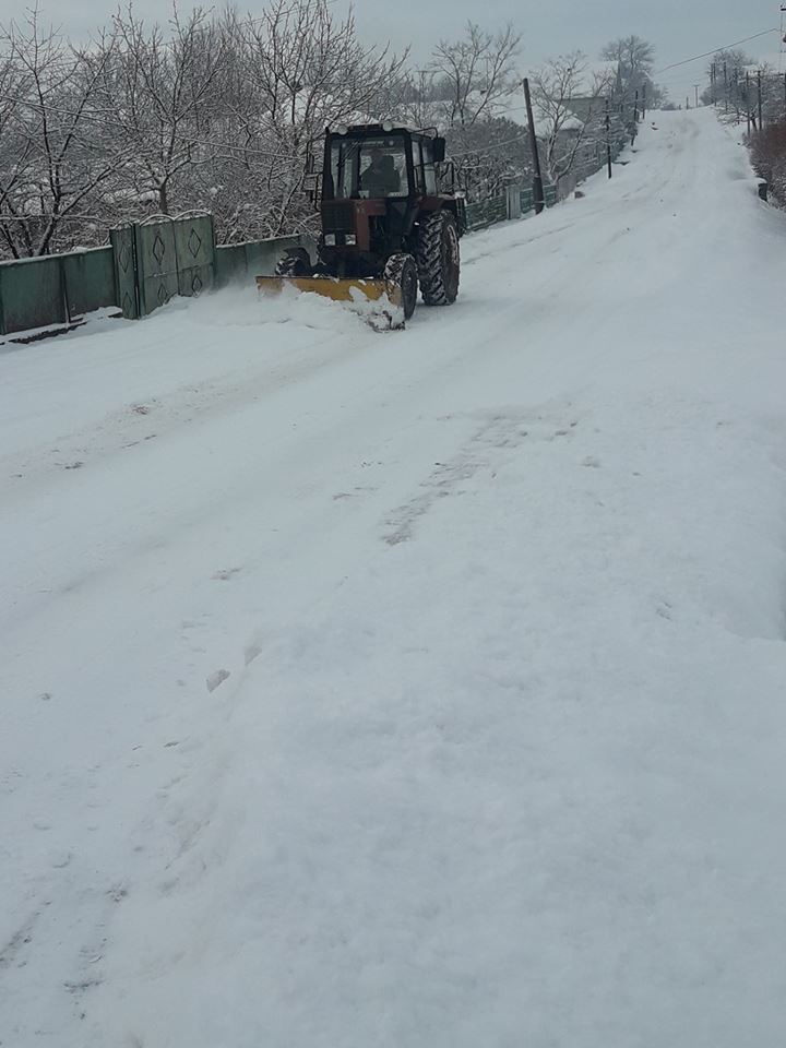На Мукачівщині чоловік сам чистить дороги в селі.