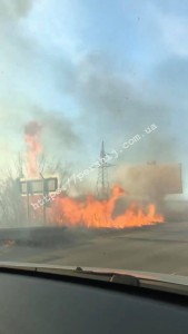 Через паління сухої трави в Мукачеві розгорілася чимала пожежа.