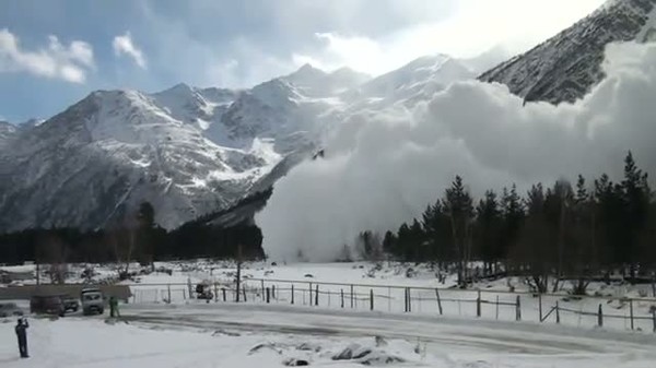 Мешканців Карпат і туристів вже вкотре попереджають про небезпеку сходження снігових лавин.