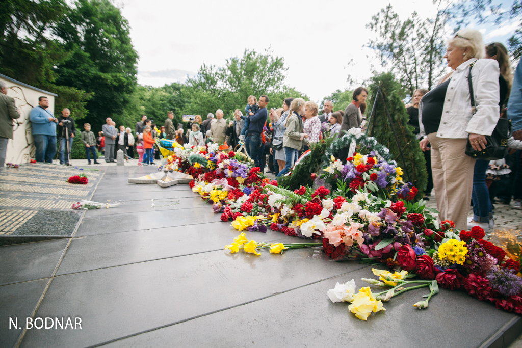 Урочистості до Дня перемоги відбулись в обласному центрі.Розпочались урочисті заходи покладанням квітів до пам’ятника «Україна – визволителям» на українсько-словацькому кордоні. 