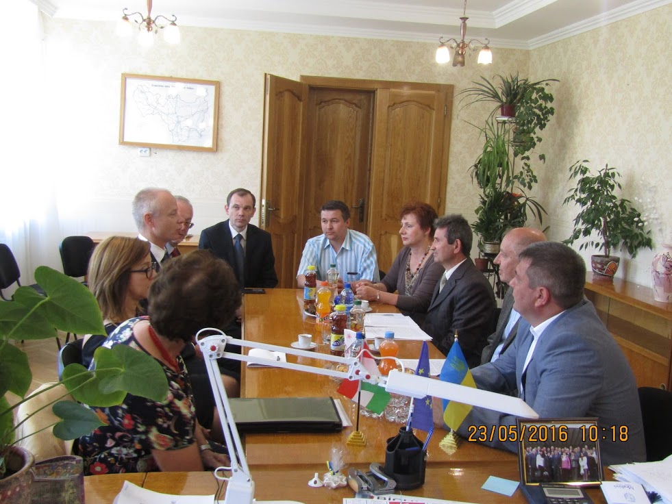 Поважного гостя в районній раді зустрічали її голова Йосип Шін та очільник РДА Іштван Петрушка. 
