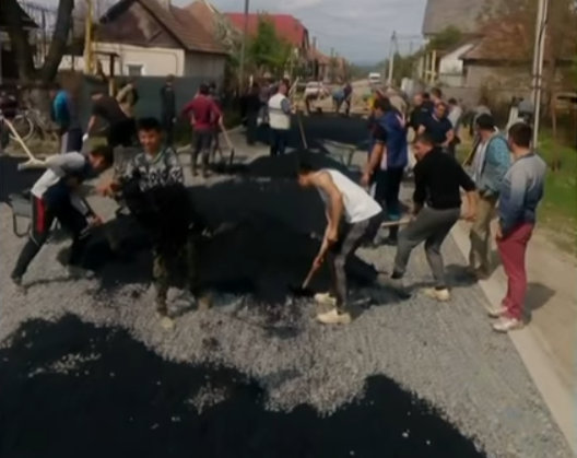 Украинцев поражают жители села, которые самостоятельно ремонтируют дороги. Жители села Большая Добронь, что в Ужгородском районе, которые в прошлом году своими силами отремонтировали дорогу, продовжуюють ремонтные работы.