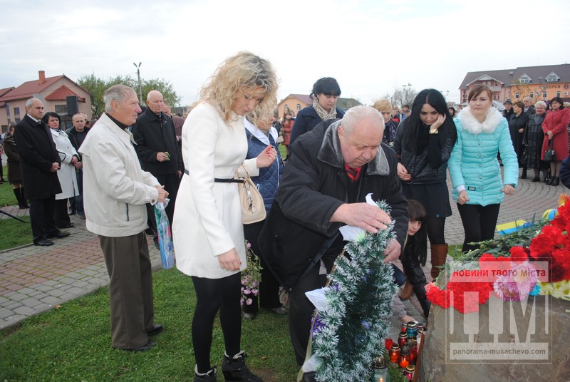 Сьогодні у Мукачеві біля храму Успіння Пресвятої Богородиці УПЦ КП відбувся мітинг-реквієм з нагоди 29-річниці трагедії на Чорнобильській АЕС.
