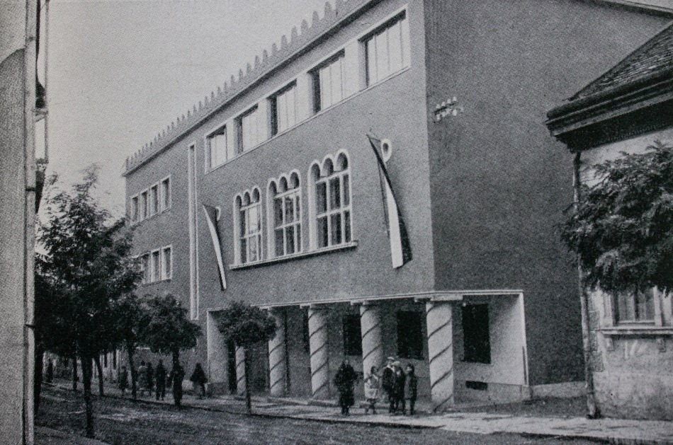 Наріжна чотириповерхова будівля єврейської школи та громадського центру спроектована в формі літери «L».