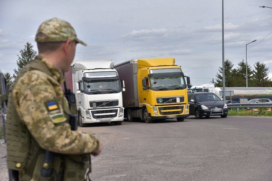 На західному кордоні України з'являться платні електронні черги для вантажних автомобілів. 
Пілотний проєкт вже працює на Закарпатті.