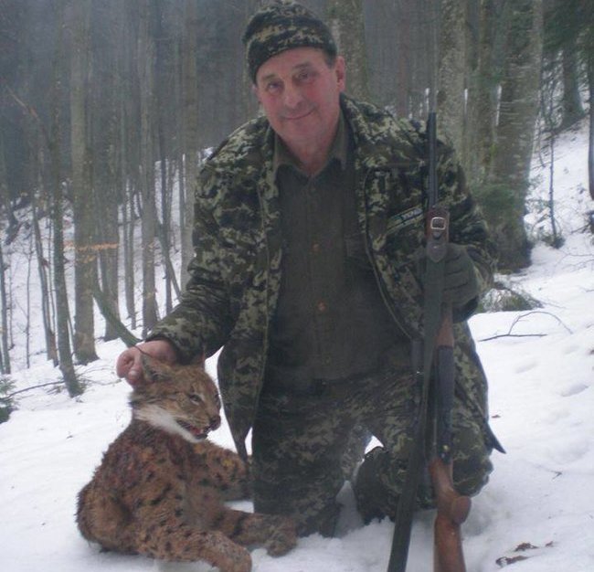 Скандальний колишній лісничий Рахівського лісництва Володимир Кабаль, якого підозрюють у причетності до вбивства червонокнижних тварин, намагається поновитися на посаді через суд.

