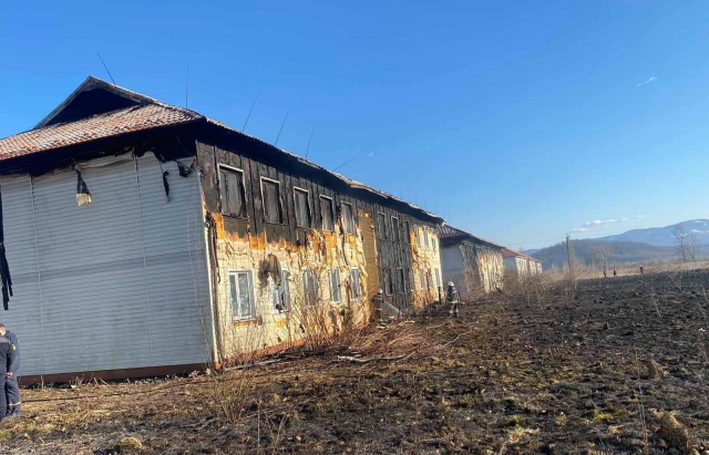 З'явилося відео з місця пожежі багатоквартирок на Тячівщині (ВІДЕО)