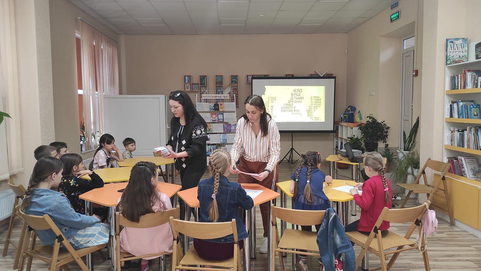 Кожного четверга у Мукачівській міській бібліотеці проводять цікаві та веселі заняття української мови для діток.
