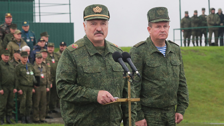 Президент Білорусі Олександр Лукашенко запропонував вирішувати проблему з тими, хто ухиляється від строкової військової служби, відправляючи студентів в армію під час літніх канікул.

