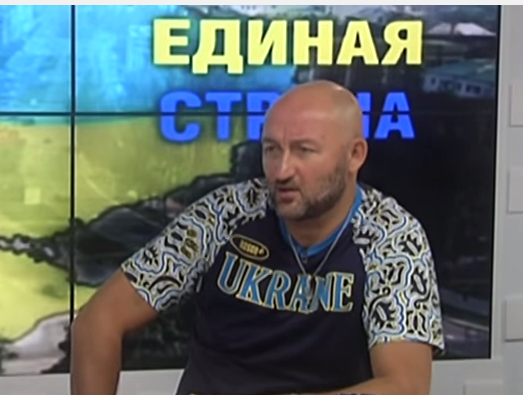 У мережі з'явилося відео, на якому відомий український волонтер і телеведучий Олексій Мочанов, будучи гостем студії одного з телеканалів, розповідає про закриту вечірку, яку влаштував Арсеній Яценюк.