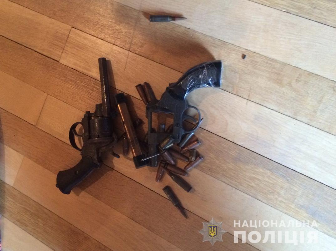Під час обшуку помешкання 46-річного чоловіка працівники Мукачівського районного відділення поліції виявили вогнепальну зброю та 20 боєприпасів. Вилучені предмети відправили на експертизу.