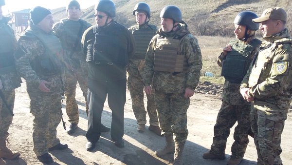 Министр иностранных дел Литвы Линас Лінкявічус во время своего визита в Украину посетил украинских бойцов на передовой в зоне боевых действий на Востоке страны.