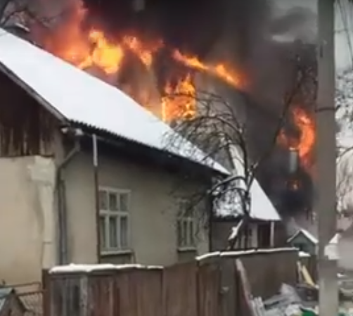 На Тячівщині пожежа в магазині: опубліковано відео з місця (ВІДЕО)