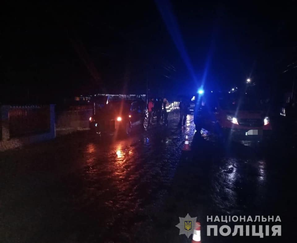 Напередодні, близько 21-ої години, на лінію «102» надійшло повідомлення про ДТП з потерпілими у селі Порошково Ужгородського району.