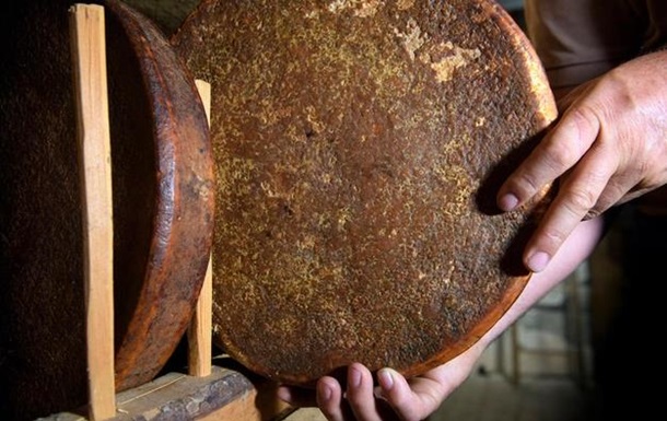 В одному із сіл Швейцарії виявили головку сиру у віці 142 років, яка цілком годиться в їжу, повідомляє видання Swissinfo.
