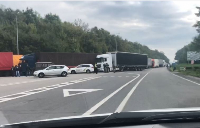 Десятки грузовиков стоят на контрольно-пропускном пункте Ужгород.